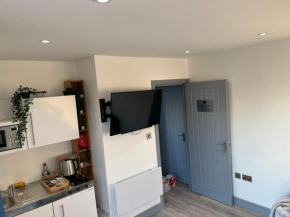 D Lovely Multi Use 1 Bed Loft Apartment with Free Parking